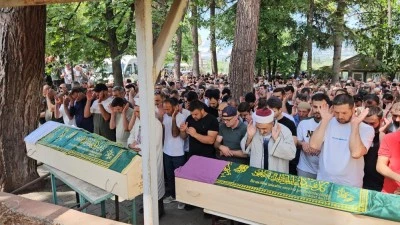 Bursalı aynı motosiklette can veren anne-baba g&ouml;zyaşlarıyla uğurlandı