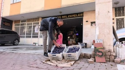 Bursalı &ccedil;ift&ccedil;i eriklerini satamayınca bedava dağıttı