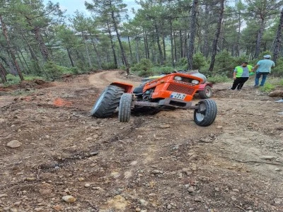 Bursalı &ccedil;ift&ccedil;i yangını s&ouml;nd&uuml;rmek i&ccedil;in trakt&ouml;r&uuml;nden oldu ama halk onu yalnız bırakmadı
