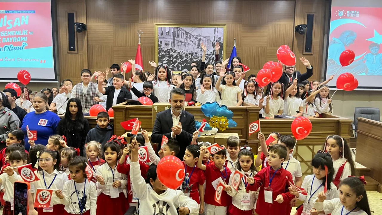 Bursalı &ccedil;ocuklar başkanlık ve meclis &uuml;yeliği koltuklarını devraldı