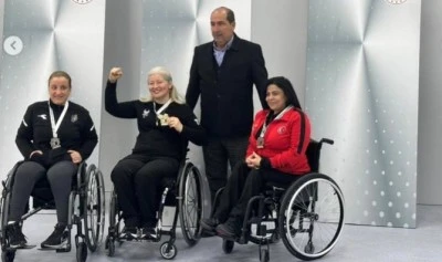 Bursalı d&uuml;nya rekoru sahibi paralimpik milli sporcu Aysel &Ouml;zgan altın madalya aldı