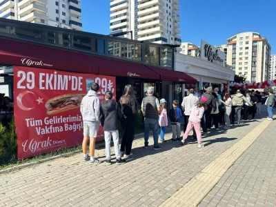 Bursalı esnaf Mehmet&ccedil;ik Vakfı i&ccedil;in tavuk d&ouml;ner ve ayranı 29 liradan sattı