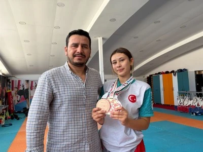 Bursalı gen&ccedil; kız, babasının hayalini ger&ccedil;ekleştirdi d&uuml;nya &uuml;&ccedil;&uuml;nc&uuml;s&uuml; oldu