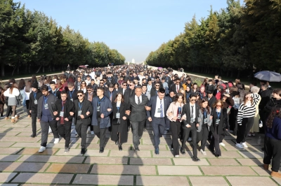 Bursalı Gen&ccedil;ler Ata&rsquo;nın Huzuruna &Ccedil;ıktı