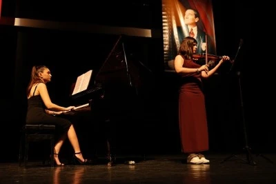 Bursalı gen&ccedil;ler Atat&uuml;rk'&uuml;n ışığında d&ouml;nem konserlerini tamamladı 