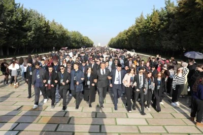 Bursalı gen&ccedil;ler Atat&uuml;rk yolunda