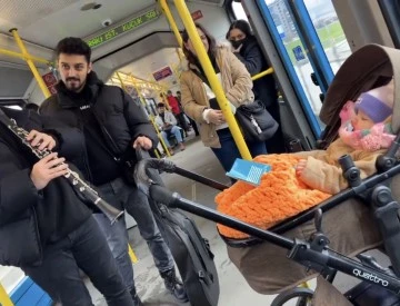 Bursalı gen&ccedil;ler metro i&ccedil;erisinde ağlayan bebeği klarnetle uyuttu 