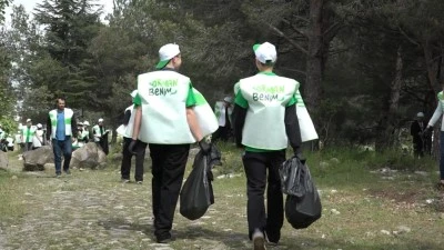 Bursalı gen&ccedil;lerden orman temizliği
