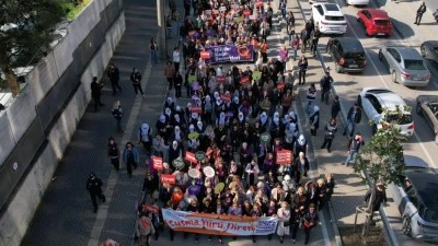 Bursalı kadınlar şiddete karşı y&uuml;r&uuml;y&uuml;ş yaptı