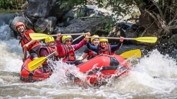 Bursalı kadınlar y&ouml;resel kıyafetleriyle rafting yaptı