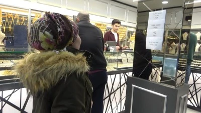 Bursalı kuyumcunun d&uuml;kkan camına astığı yazı: Vallahi billahi yok, yemin ederim yok!