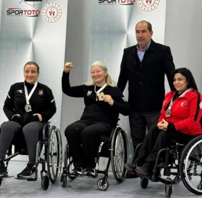  Bursalı milli sporcu Aysel &Ouml;zgan, Ankara'dan altın madalyayla d&ouml;nd&uuml;