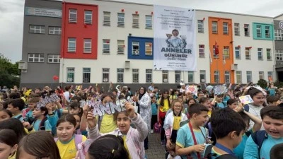 Bursalı &ouml;ğrencilerden anneleri ağlatan s&uuml;rpriz 