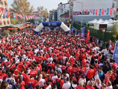 Bursalılar Cumhuriyet i&ccedil;in kol kola koştu