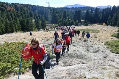 Bursalılar 'Cumhuriyetin İzinde' y&uuml;r&uuml;meye devam ediyor! 