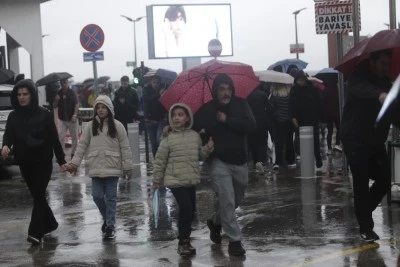 Bursalılar iptal edilen T&uuml;rk Yıldızları g&ouml;sterisi i&ccedil;in Mudanya'da toplandı 