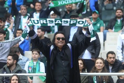 Bursaspor&rsquo;a G&ouml;khan Kırdar&rsquo;dan &ouml;zel beste s&ouml;z&uuml;