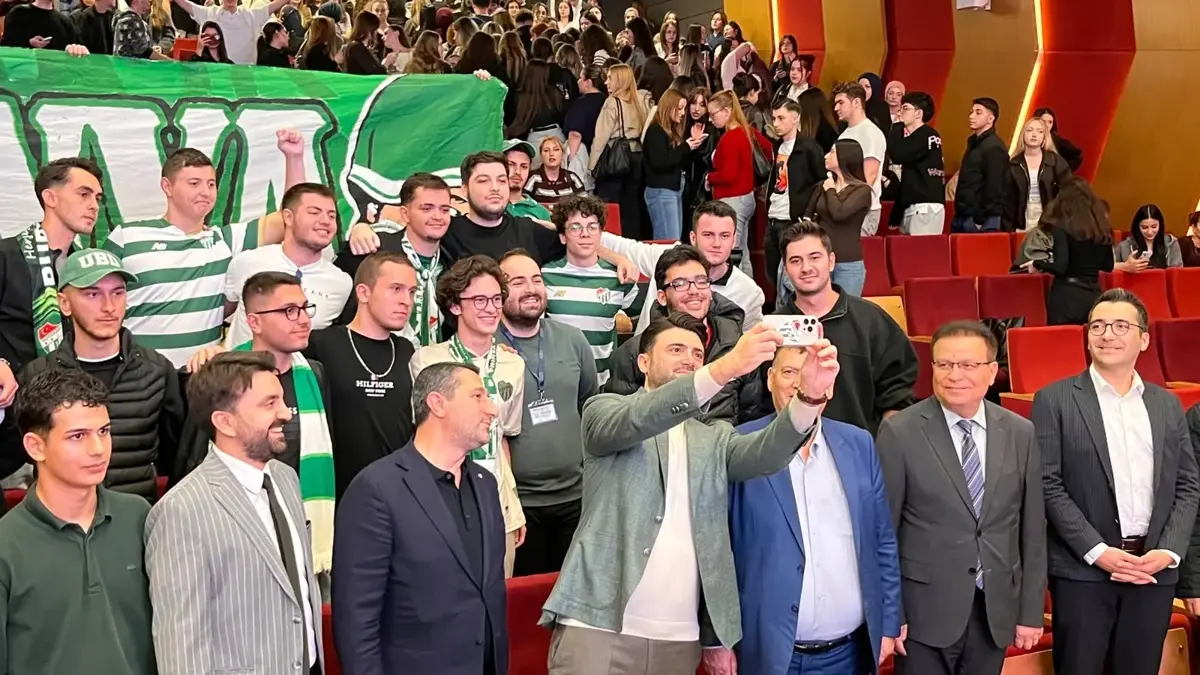 Bursaspor Başkanı Enes &Ccedil;elik ve futbolcular, Mudanya &Uuml;niversitesi&rsquo;nde &ouml;ğrencilerle buluştu