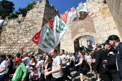 Bursaspor bayraklarıyla tarihi koşu