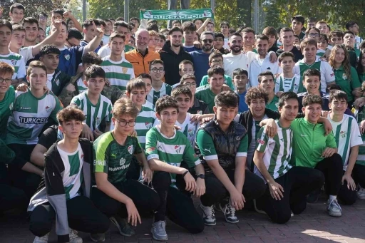 Bursaspor oyuncuları &ouml;ğrenciler ile buluştu