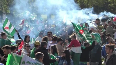 Bursaspor'un şampiyonluğunu dev ekranlarda izlediler, meşaleler ile sokaklara taştılar