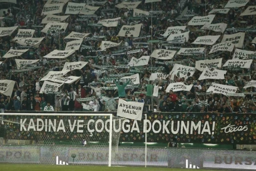 Bursaspor taraftarları &ouml;ld&uuml;r&uuml;len kadınların isimleri yazılı pankart a&ccedil;tı