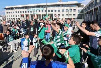 Bursaspor&rsquo;un şampiyonluk heyecanı Nil&uuml;fer&rsquo;de zirve yaptı