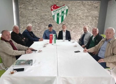 Bursaspor'un unutulmaz kaptanı &Ouml;zden'in kitabı &ouml;ğrencilere dağıtıldı