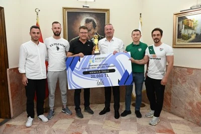 Bursasporlular Derneği kazandığı &ouml;d&uuml;l&uuml; L&Ouml;SEV'e bağışladı