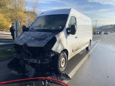 BUSKİ ekipleri yanan minib&uuml;s&uuml; s&ouml;nd&uuml;rd&uuml;