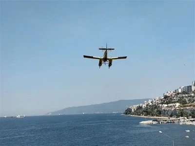 B&uuml;y&uuml;k Bursa yangınına m&uuml;dahale eden u&ccedil;aklar suyu Gemlik K&ouml;rfezi'nden alıyor