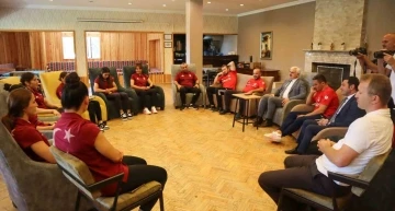 B&uuml;y&uuml;k Kadınlar G&uuml;reş Milli Takımı&rsquo;na moral ziyareti
