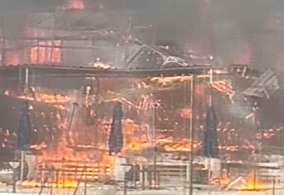 B&uuml;y&uuml;kada'da plajda &ccedil;ıkan yangın ormana sı&ccedil;radı