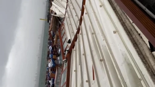 B&uuml;y&uuml;kada&rsquo;da şiddetli r&uuml;zgardan iki restoranın &ccedil;atısı yıkıldı
