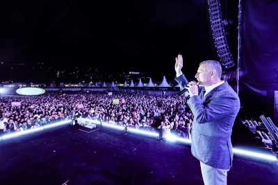 B&uuml;y&uuml;kakın&rsquo;dan, gen&ccedil;lere &ouml;vg&uuml;:&ldquo;Harikasınız!&rdquo;