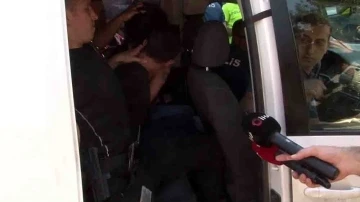 B&uuml;y&uuml;k&ccedil;ekmece Adliyesi &ouml;n&uuml;nde hareketli anlar
