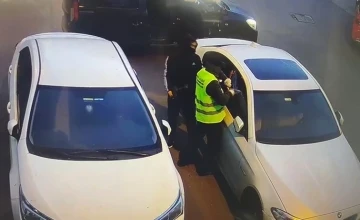 B&uuml;y&uuml;k&ccedil;ekmece&rsquo;de 3 l&uuml;ks ara&ccedil;tan g&ouml;sterge paneli &ccedil;alan hırsızlar kamerada
