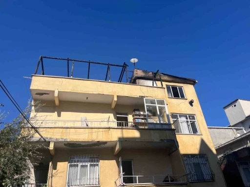 B&uuml;y&uuml;k&ccedil;ekmece&rsquo;de &ccedil;atı katında korkutan yangın
