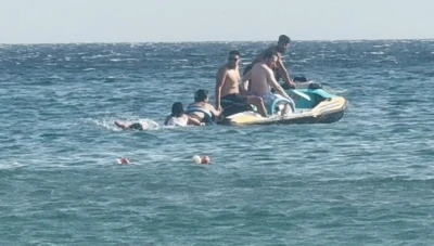 B&uuml;y&uuml;k&ccedil;ekmece&rsquo;de denizde boğulmak &uuml;zere olan kadını cankurtaranlar kurtardı