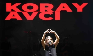 B&uuml;y&uuml;k&ccedil;ekmece&rsquo;de ger&ccedil;ekleştirilen festival &ccedil;er&ccedil;evesinde sevilen sanat&ccedil;ı Koray Avcı sahne aldı
