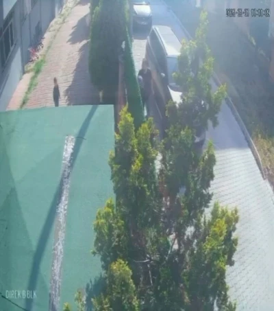 B&uuml;y&uuml;k&ccedil;ekmece&rsquo;de &lsquo;g&uuml;r&uuml;lt&uuml; yaptınız&rsquo; diyen sopalı adam, komşularına dehşeti yaşattı
