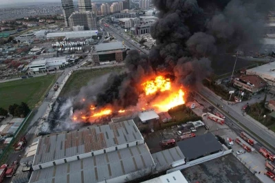 B&uuml;y&uuml;k&ccedil;ekmece&rsquo;de plastik kasa &uuml;retimi yapan fabrikada yangın