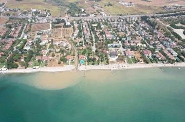 B&uuml;y&uuml;k&ccedil;ekmece Kumburgaz&rsquo;da denizin rengi değişti
