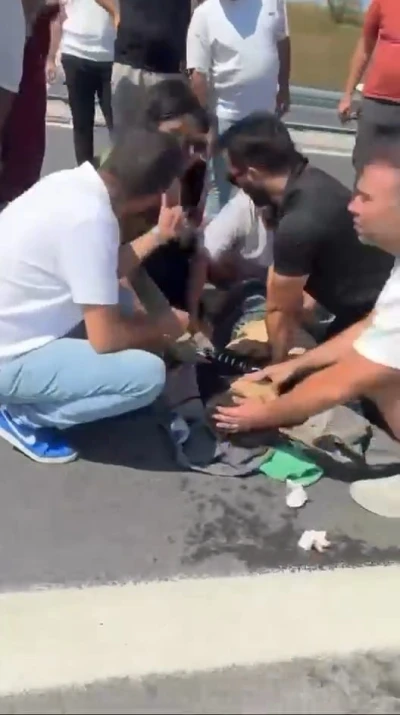 B&uuml;y&uuml;k&ccedil;ekmece TEM Otoyolu'nda otomobile &ccedil;arpan motosikletli &ouml;ld&uuml;