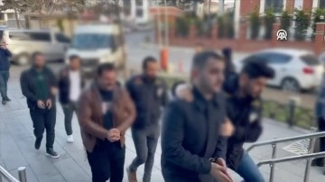 B&uuml;y&uuml;k&ccedil;ekmece'de gazetecileri darbettikleri iddiasıyla yakalanan 3 zanlı tutuklandı