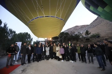 B&uuml;y&uuml;kel&ccedil;iler ve diplomatlar Soğanlı semalarında balon turu yaptı
