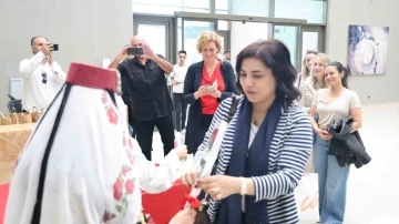 B&uuml;y&uuml;kel&ccedil;ilerin eşleri Kırşehir&rsquo;de tarihi mekanları gezdi
