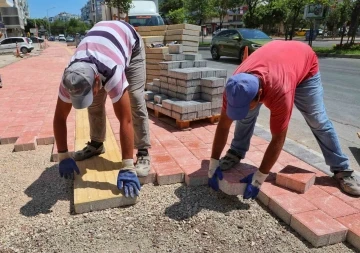 B&uuml;y&uuml;kşehir Mevlana Caddesi&rsquo;nde kaldırımları yeniliyor
