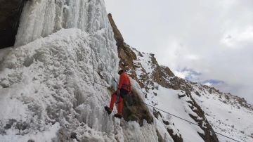 Buz tırmanışı yapmak isteyen dağcılar k&uuml;resel ısınma etkisine takılıyor
