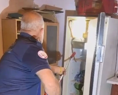 Buzdolabının i&ccedil;erisine giren yılanı itfaiye ekipleri &ccedil;ıkardı